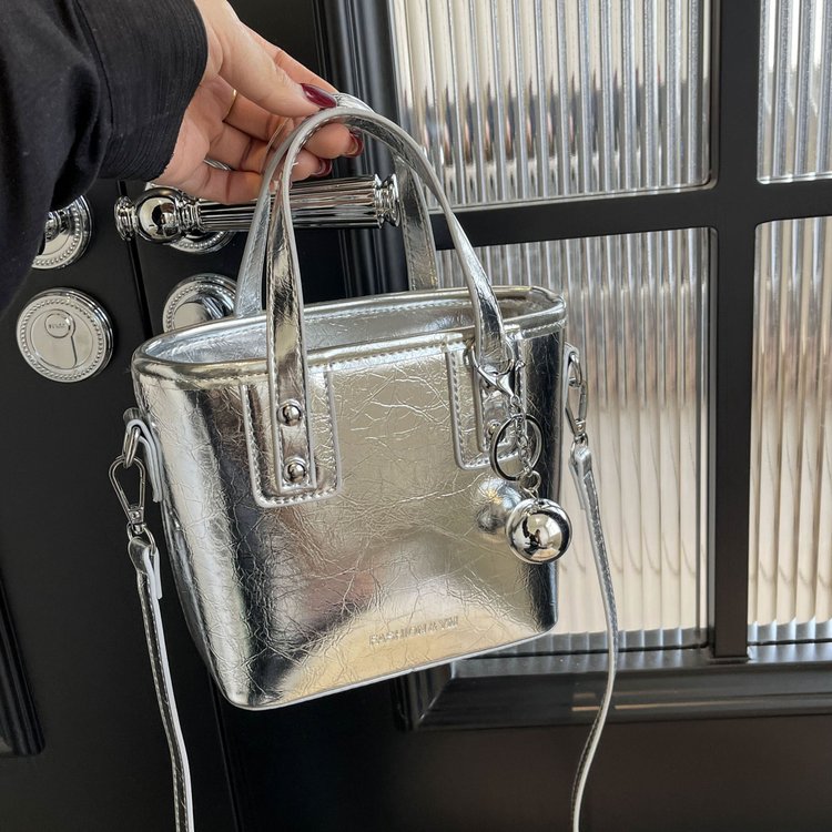 Korean version of ins portable bucket bag for women 2024 new style commuter crossbody bag fashionable oil wax leather shoulder bag