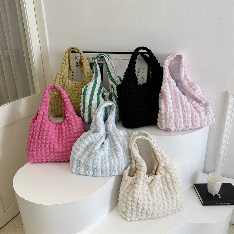 Single shoulder armpit bag 2024 fashion simple temperament commuter pleated bag women's large capacity portable bucket bag trendy