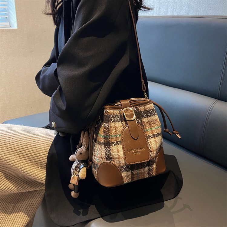 High-end and versatile crossbody bucket shoulder bag for women 2024 spring new trendy plaid popular commuter women's bag