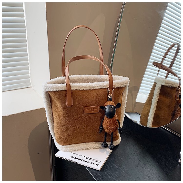 Korean ins fashion lamb wool bag women's new trendy winter suede bucket bag niche trendy shoulder bag