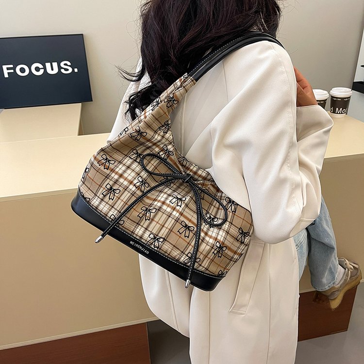 Large Capacity Canvas Underarm Bag Women's 2024 New Niche Design Fashion Backpack Commuting Tote Bag
