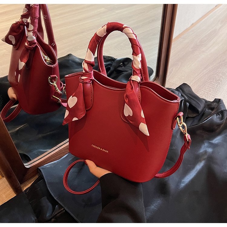 Red bag for wedding and New Year, high-quality fashion, light luxury bucket bag, women's bag, new simple and fashionable bridesmaid bag