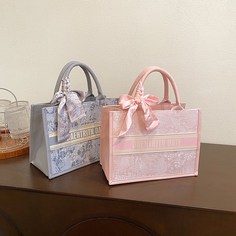 2024 Autumn New Retro Large Capacity Commuting Tote Bag Fashion Simple Silk Scarf Niche Design Handheld Women's Bag