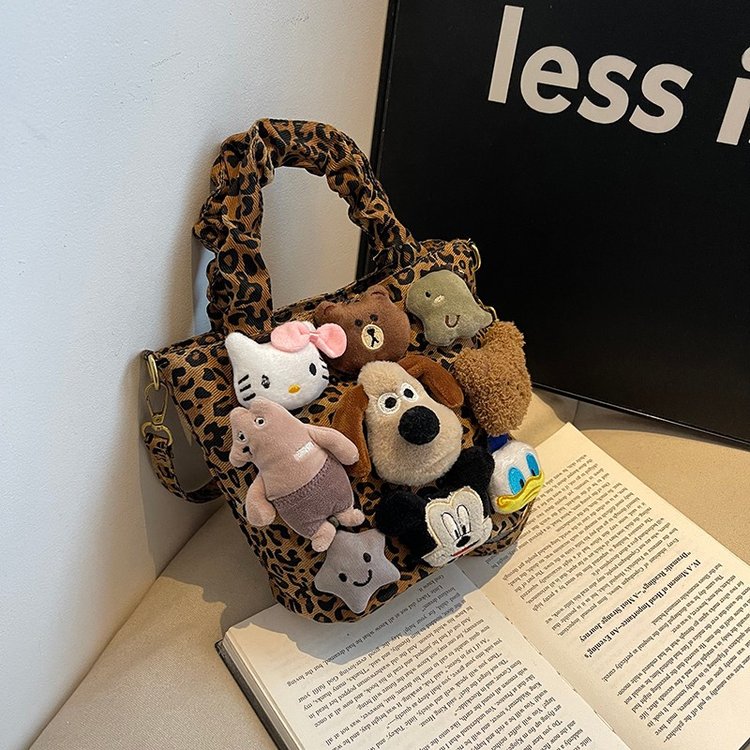 Fashionable leopard print women's bag bear cute fashionable autumn and winter new portable one-shoulder medium and large children's doll cartoon crossbody bag