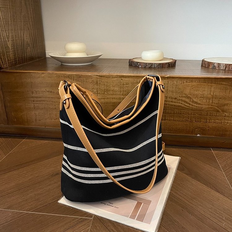 Korean niche design canvas bucket bag 2024 new contrast color large capacity casual tote bag commuter crossbody bag