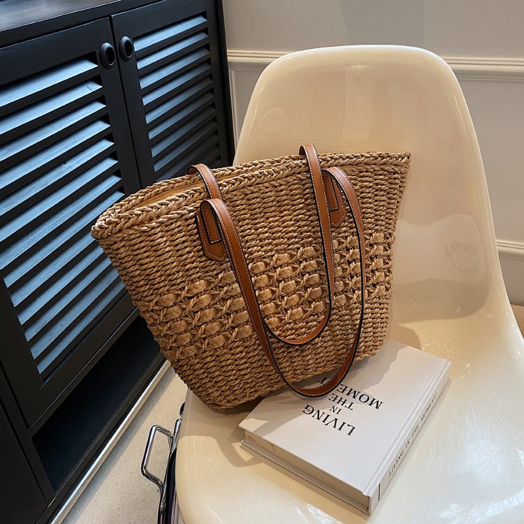 Woven straw bag women's large capacity 2024 new versatile shoulder bag French commuter vacation seaside beach bag