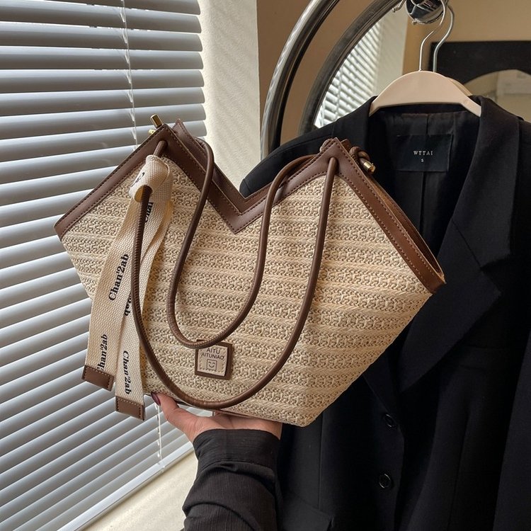 Shoulder bag for girls, high-end niche design, summer straw bag, simple large-capacity student literary tote bag