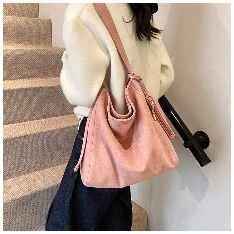 Korean style new tote bag, large capacity women's bag, fashionable commuter shoulder armpit bag, daily texture soft leather bag