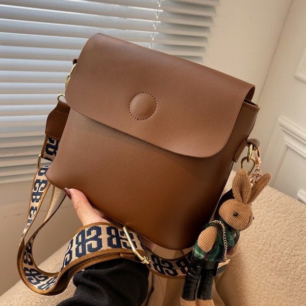 Niche design bag for women summer new versatile casual crossbody bag simple bucket bag wideband shoulder bag