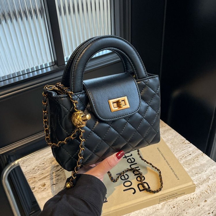 French niche diamond chain bag for women 2024 new spring and summer fashion handbag commuting single shoulder crossbody bag
