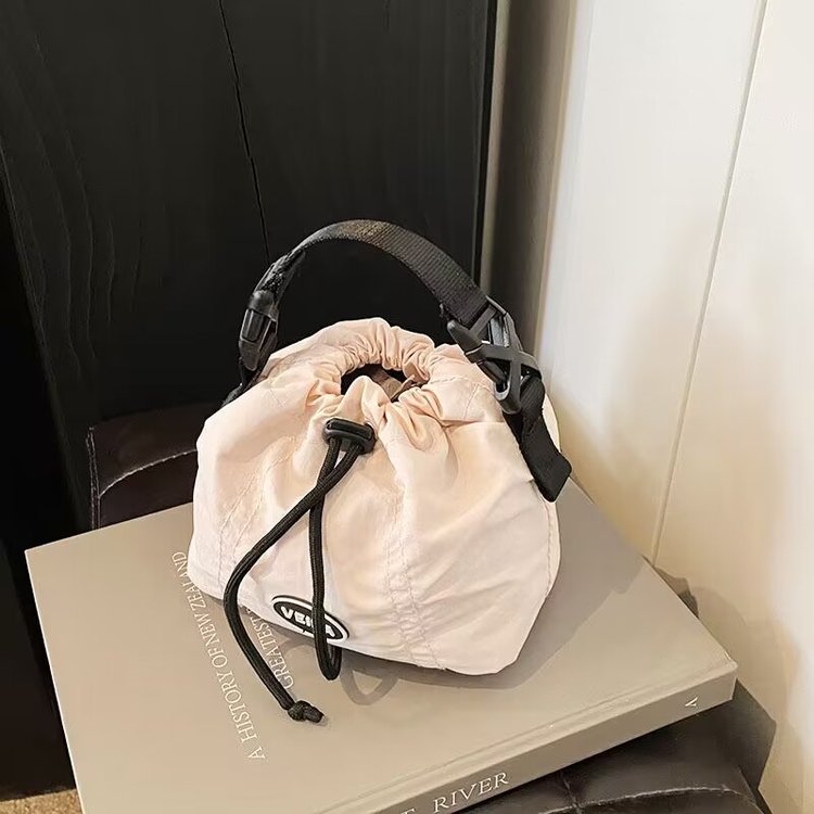 Niche bag women's bag 2024 new summer season high-end popular lightweight nylon shoulder bag crossbody bucket bag