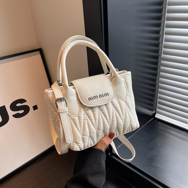 High-end bags for women 2024 new niche design single shoulder crossbody bag Internet celebrity hot style portable rhombus bucket bag