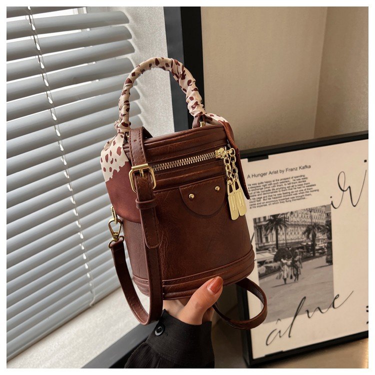 Retro fashion hand bucket bag for women 2024 new style simple versatile trendy casual shoulder bag niche crossbody bag