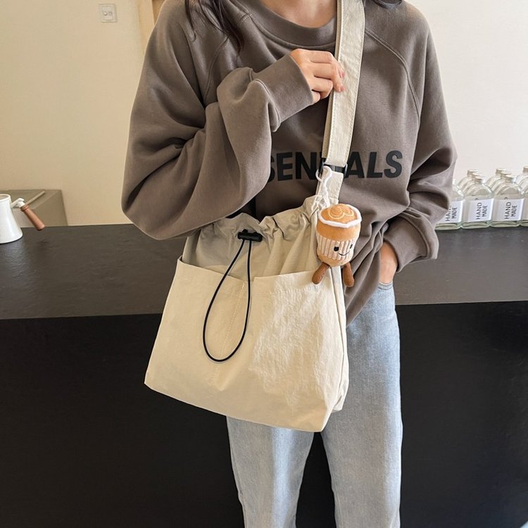 Large-capacity drawstring bucket bag for women 2024 new Japanese style ins casual crossbody bag street shoulder commuter bag