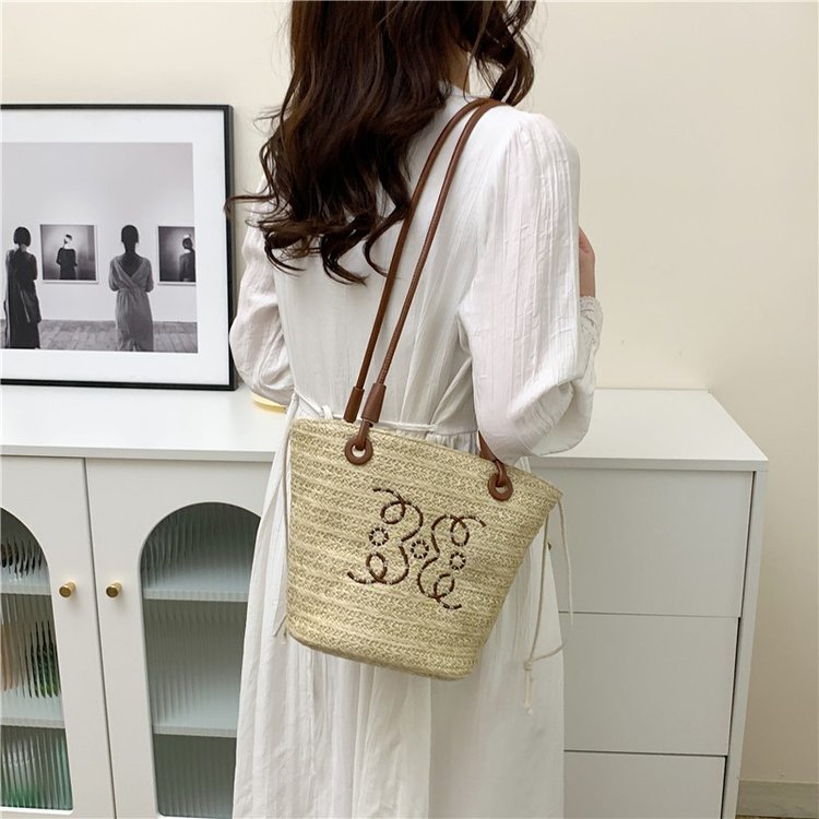 Bag women's large capacity new woven straw bag shoulder bag summer seaside beach straw bag bucket shoulder bag