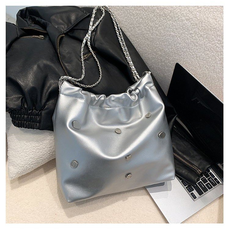 Versatile large-capacity crossbody bag, new niche fashion garbage bag bag, women's high-end chain tote bag