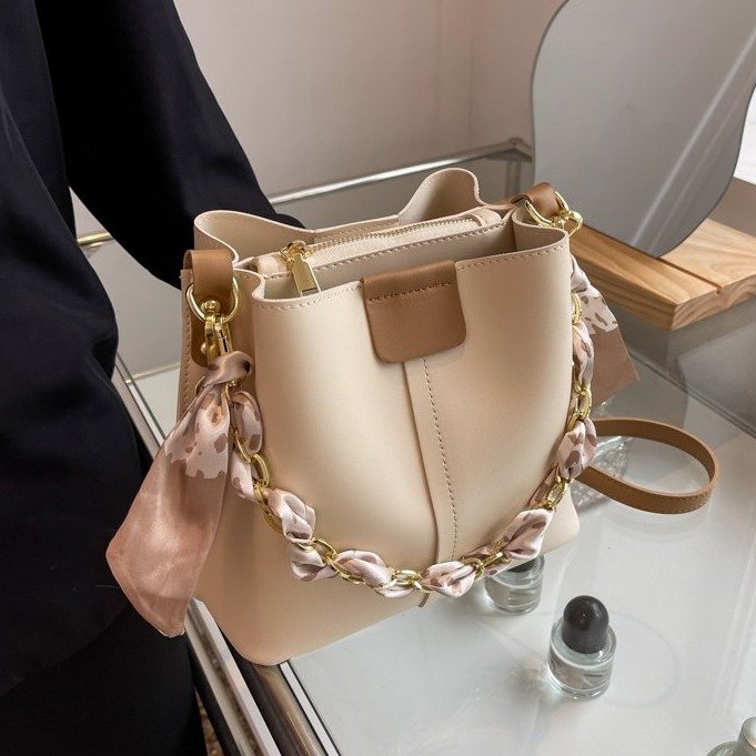 High-end textured small bag women's bag 2024 new trendy summer crossbody bag popular niche chain portable bucket bag