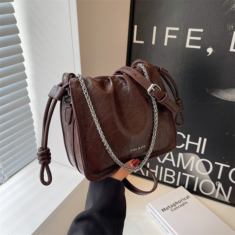 High-end retro commuter bag for women 2024 autumn new niche underarm bucket bag versatile western style crossbody bag