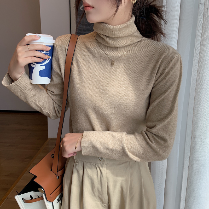 Stacks of high-necked knitted tops for women in autumn and winter with suits, bottoming shirts, windbreakers, and shoulder-length woolen clothes