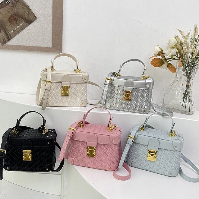 Niche design high-end light luxury lock bag 2024 new versatile fashion box bag wholesale shoulder crossbody bag