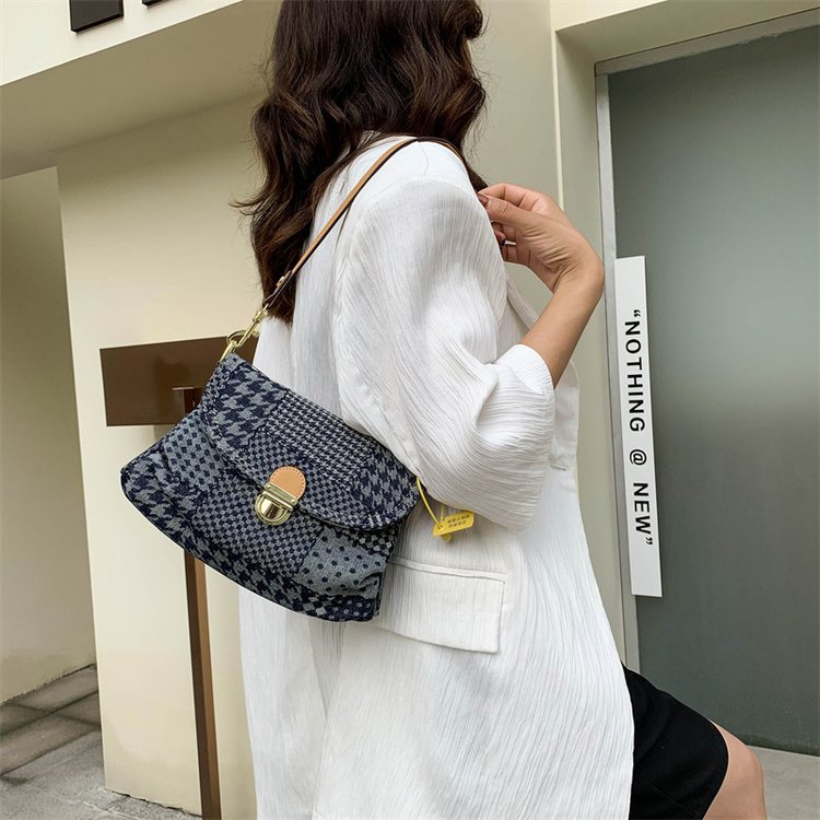 Canvas shoulder bag women's autumn 2024 new large-capacity armpit bag versatile contrasting color casual temperament small square bag