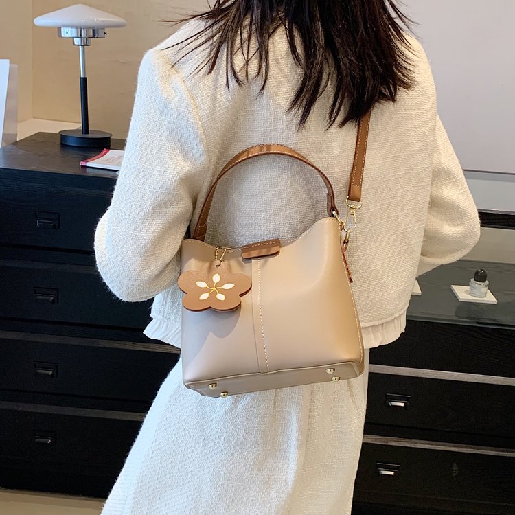 2024 new shoulder bag, niche ins crossbody bag, simple personality, versatile handbag, small square bag for commuting.