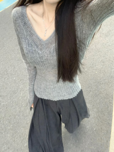 Gray v-neck lazy high-end long-sleeved knitted bottoming shirt for women autumn and winter slim short sweater