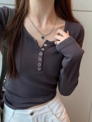 New slim-fitting bottoming shirt worn with early autumn threaded button top