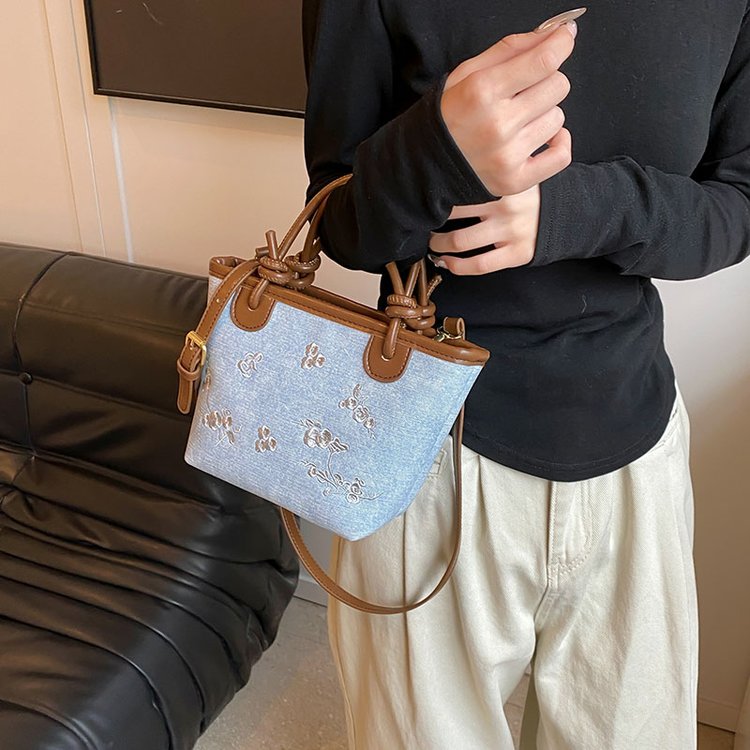 Bags Women's High-end Handbag 2024 New Embroidered Canvas Bucket Bag Fashion Crossbody Bag One Piece Dropshipping