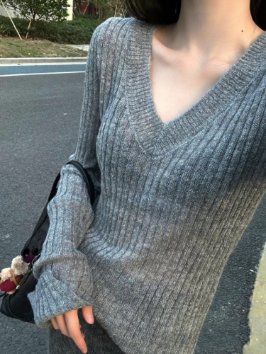 Gray v-neck lazy high-end long-sleeved knitted bottoming shirt for women autumn and winter slim short sweater