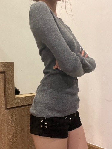 Gray round neck sweater for women in autumn and winter, warm and high-end slim bottoming shirt, soft and waxy sweater top