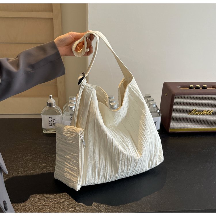 Japanese niche canvas shoulder bag for women 2024 new commuter tote bag fashionable and versatile outing women's bag armpit bag
