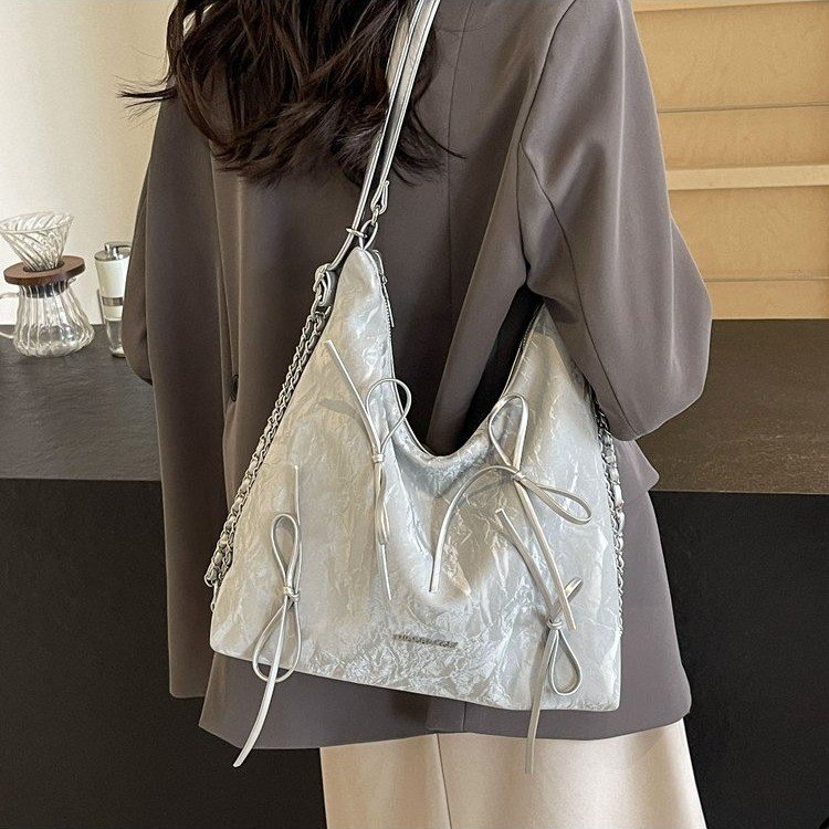 Fashionable women's bag large capacity tote bag 2024 new pleated single shoulder backpack commuting crossbody backpack