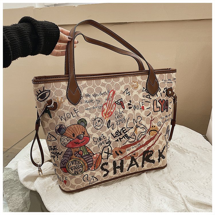 Hong Kong IT best-selling bag women's bear graffiti tote bag 2024 summer new large-capacity portable shoulder bag