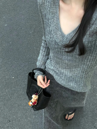 Gray v-neck lazy high-end long-sleeved knitted bottoming shirt for women autumn and winter slim short sweater
