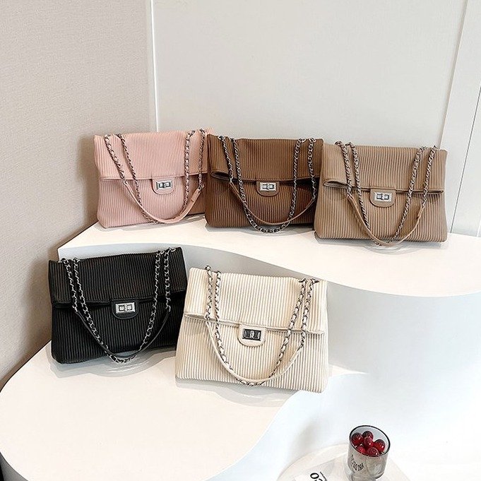 2024 Autumn and Winter Women's Shoulder Bag New Fashion Flip Bag Chain Texture Large Capacity Commuting Tramp Bag