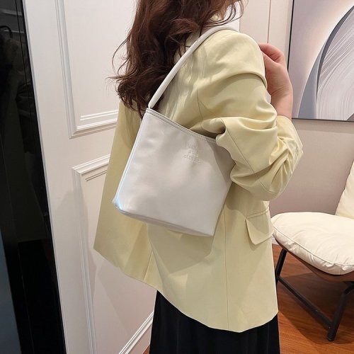 Korean niche red handbag women's 2024 new summer fashion niche armpit bag versatile casual shoulder bag