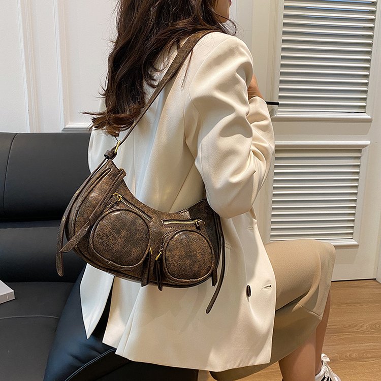 Retro armpit bag, trendy, cool, punk, hot girl, wasteland style bag, women's new crossbody bag, fashionable motorcycle bag