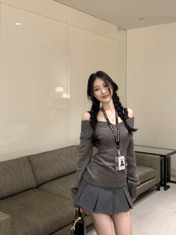 Retro v-neck long-sleeved sweater for women in autumn slim fit lazy sweater pleated skirt suit