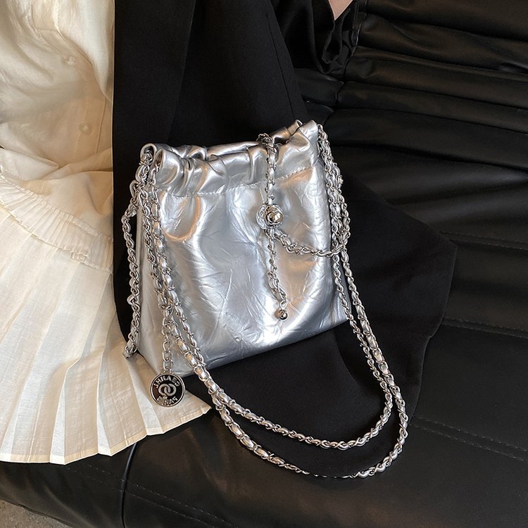 Fashionable pleated large-capacity bag for women 2024 summer new single shoulder armpit bag casual retro chain bucket bag
