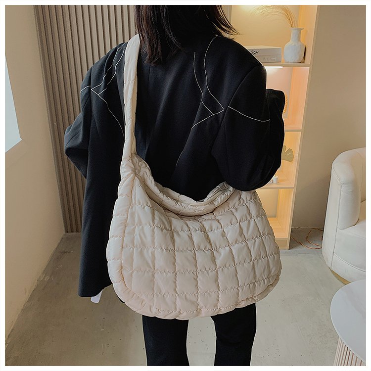 Textured armpit bag 2024 autumn and winter new bag high-end large capacity simple commuter solid color fashionable tote bag