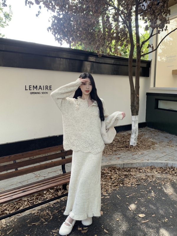 Gentle style three-dimensional flower pullover sweater for women with high waist and hip skirt suit