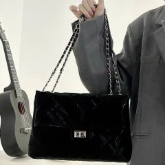 2024 Autumn and Winter Women's Shoulder Bag New Fashion Flip Bag Chain Texture Large Capacity Commuting Tramp Bag