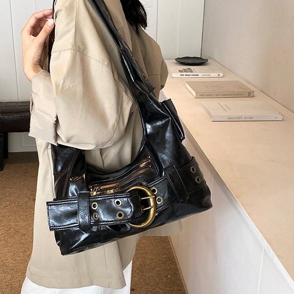 Retro Tote Bag Women's Large Capacity Premium Black Armpit Bag Motorcycle Style Shoulder Bag Niche Design Hobo Bag