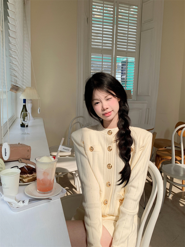 Gold round button small fragrant shoulder knitted suit for women spring high-end fashion skirt two-piece set