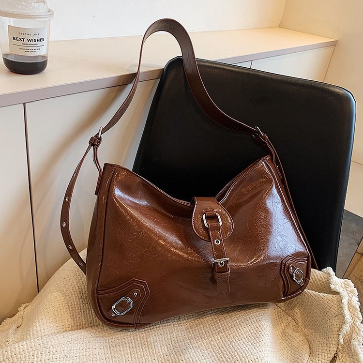 Autumn new women's bag, fashionable, cool and trendy, large capacity, retro style single shoulder crossbody bag, versatile armpit bag