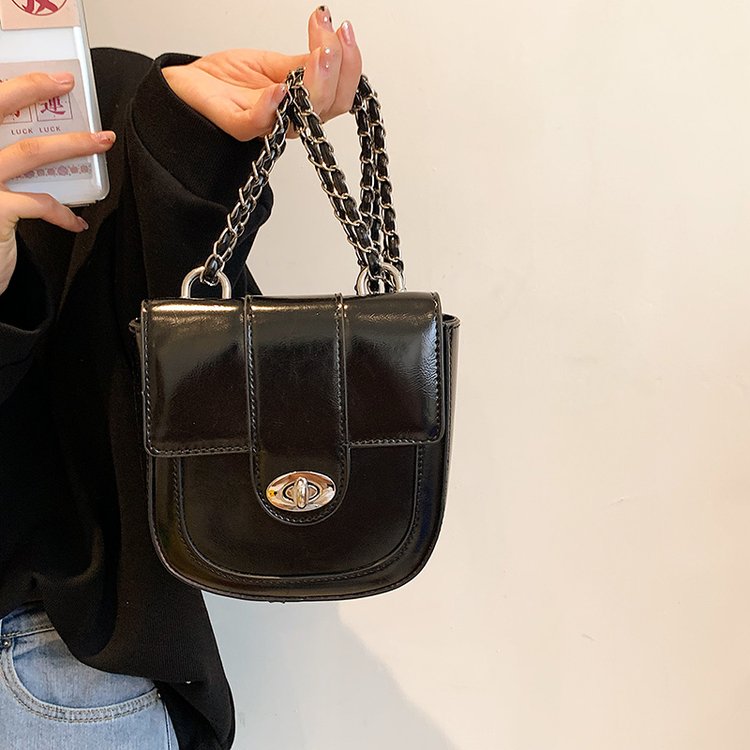 New niche design textured dark AGB hot girl chain shoulder armpit bag crossbody saddle bag