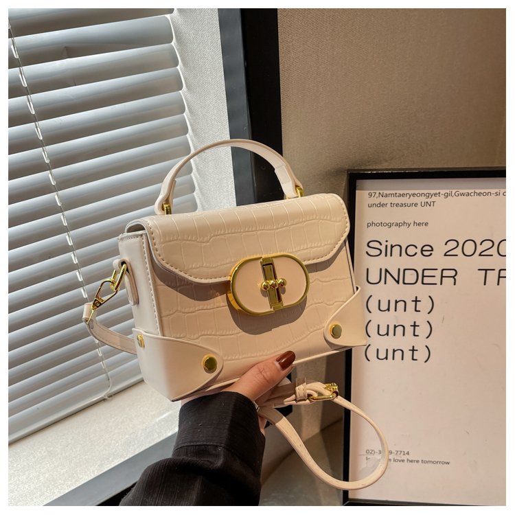 Niche hand-held box bag for women 2024 new style small fragrant style rhombus chain messenger bag commuting versatile small square bag