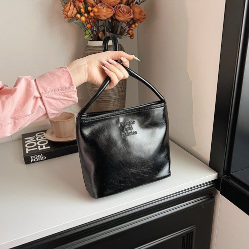 Korean niche red handbag women's 2024 new summer fashion niche armpit bag versatile casual shoulder bag