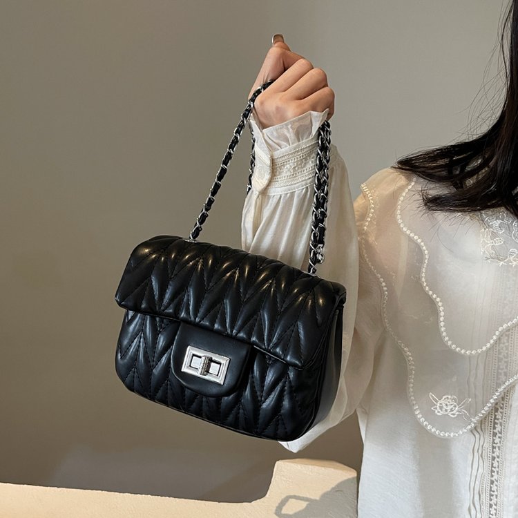 Korean design small fragrant chain small square bag 2024 spring and summer new style single shoulder crossbody bag for women with high appearance and sweet appearance